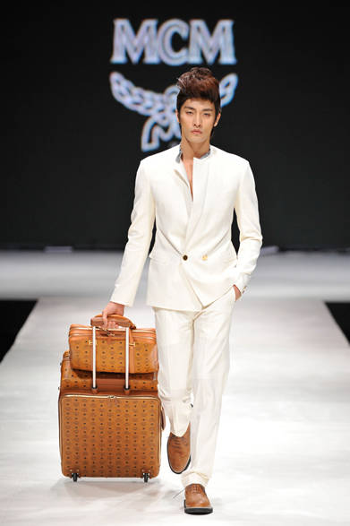 <strong>第2回メンズファッションウィーク・シンガポール（MFWS 2012）</strong>　「MCM（エムシーエム）」