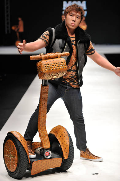 <strong>第2回メンズファッションウィーク・シンガポール（MFWS 2012）</strong>　「MCM（エムシーエム）」