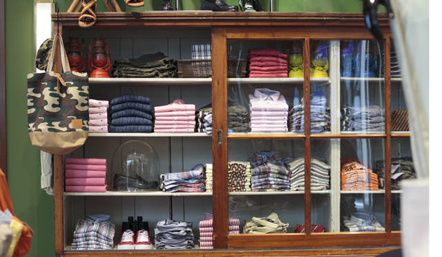 <strong>TOMMY HILFIGER｜トミー・ヒルフィガー</strong>　クラシックな雰囲気の棚のなかで、ポップな彩りを放つ最新アイテム