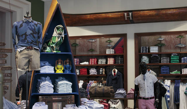 <strong>TOMMY HILFIGER｜トミー・ヒルフィガー</strong>　壁に設置されたカヌーは、世界中から集められたヴィンテージである