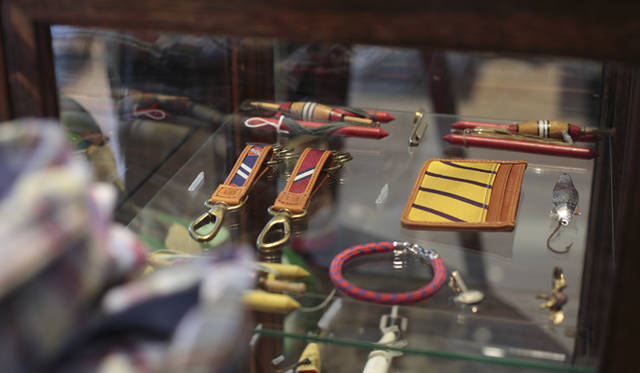 <strong>TOMMY HILFIGER｜トミー・ヒルフィガー</strong>　レジ横に配置されたキャビネットのなかには、オープン記念アイテムが並ぶ