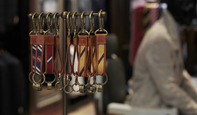 <strong>TOMMY HILFIGER｜トミー・ヒルフィガー</strong>　プレッピーな雰囲気のレジメンタル柄キーホルダーも記念アイテムのひとつ