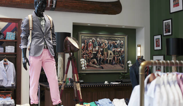 <strong>TOMMY HILFIGER｜トミー・ヒルフィガー</strong>　目をひくピンクのチノパンはトミー・ヒルフィガー氏も愛用している