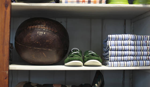 <strong>TOMMY HILFIGER｜トミー・ヒルフィガー</strong>　無造作に配置されたクラシックな小物