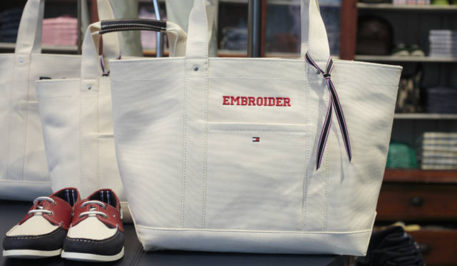 <strong>TOMMY HILFIGER｜トミー・ヒルフィガー</strong>　トミー ヒルフィガーらしいデッキシューズとオープン記念のトートバッグ