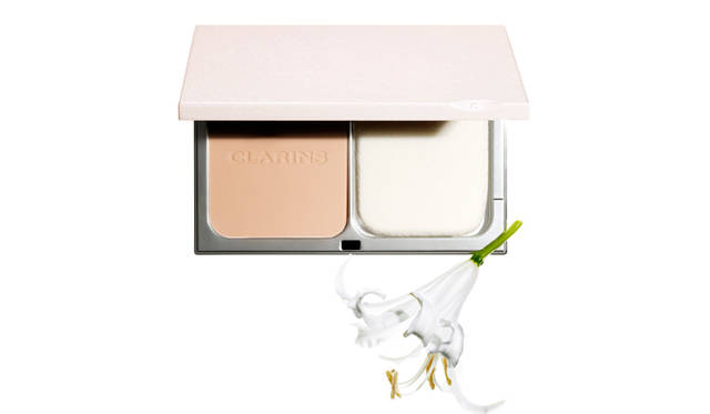 <strong>CLARINS｜クラランス</strong>　ホワイト-プラスHP パウダーファンデーション SPF30/PA+++　レフィル5460円、ケース1260円