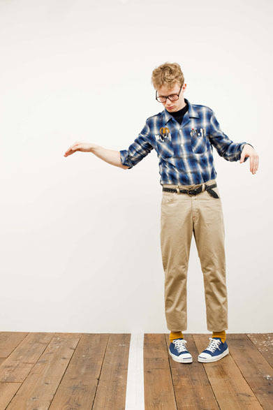 <strong>HUM & RAWER｜ハム アンド ロワー</strong>　オンブレチェックオープンカラーシャツ2万2050円、5ポケットコットンサテンパンツ2万1000円