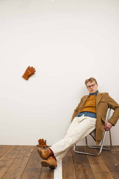 <strong>HUM & RAWER｜ハム アンド ロワー</strong>　シングルブレステッドポロコート7万1400円、デニムウェスタンドレスシャツ1万9950円、5ポケットコットンサテンパンツ2万1000円