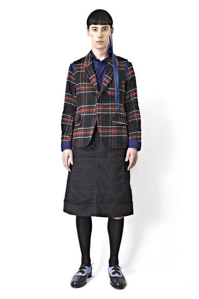 <strong>TAISHI NOBUKUNI｜タイシ ノブクニ</strong>　「PSYCHO TAILOR」　ベスト4万7250円、シャツ3万9900円、スカート2万9400円、靴4万6200円