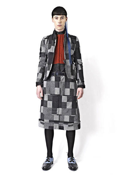 <strong>TAISHI NOBUKUNI｜タイシ ノブクニ</strong>　「PSYCHO TAILOR」　ジャケット5万400円、シャツ5万400円、スカート3万1500円、靴4万6200円