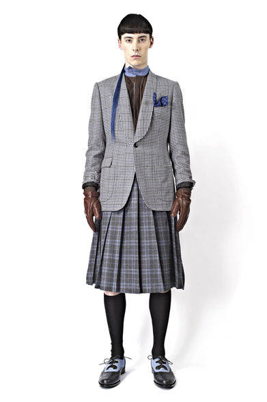 <strong>TAISHI NOBUKUNI｜タイシ ノブクニ</strong>　「PSYCHO TAILOR」　ジャケット38万9550円、シャツ2万5200円、スカート5万7750円、靴4万6200円