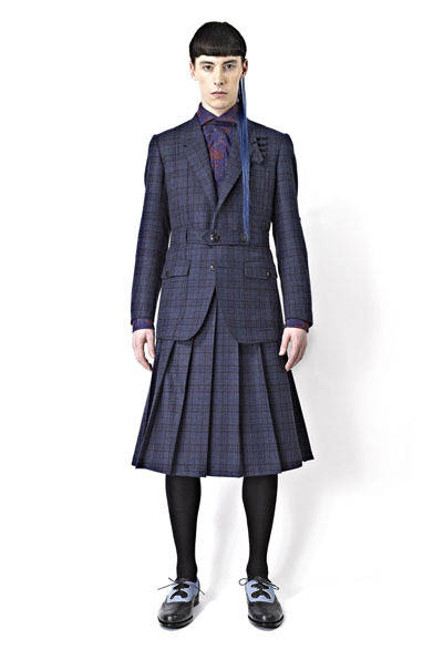 <strong>TAISHI NOBUKUNI｜タイシ ノブクニ</strong>　「PSYCHO TAILOR」　ジャケット25万7250円、シャツ3万9900円、スカート5万7750円、靴4万6200円