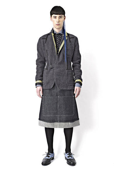 <strong>TAISHI NOBUKUNI｜タイシ ノブクニ</strong>　「PSYCHO TAILOR」　ジャケット5万6700円、シャツ2万5200円、スカート3万3600円、靴4万6200円