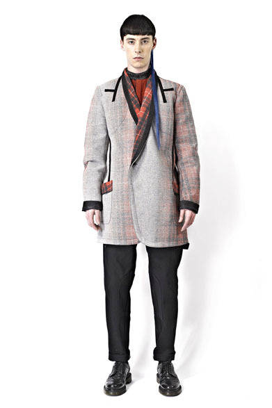 <strong>TAISHI NOBUKUNI｜タイシ ノブクニ</strong>　「PSYCHO TAILOR」　ジャケット7万1400円、シャツ5万400円、パンツ3万9900円