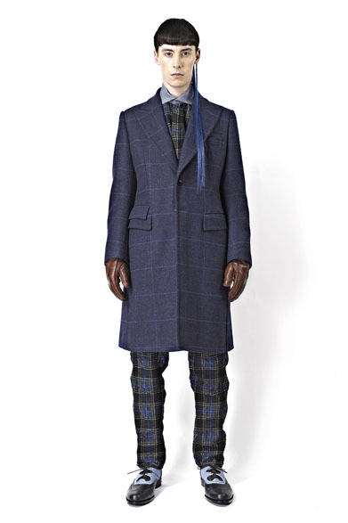 <strong>TAISHI NOBUKUNI｜タイシ ノブクニ</strong>　「PSYCHO TAILOR」　コート33万7050円、シャツ3万9900円、パンツ5万400円、靴4万6200円