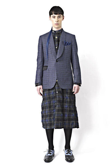 <strong>TAISHI NOBUKUNI｜タイシ ノブクニ</strong>　「PSYCHO TAILOR」　ジャケット11万8650円、ワンピース5万4600円、靴4万6200円
