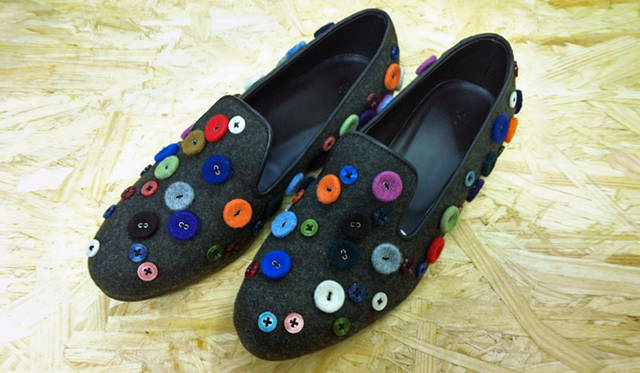 <strong>SUPER A MARKET｜スーパー エー マーケット</strong>　丁寧な手仕事によってモードとクラフトを絶妙にミックスさせた、独特の表情をもつ靴が勢揃い。シューズ 4万4100円