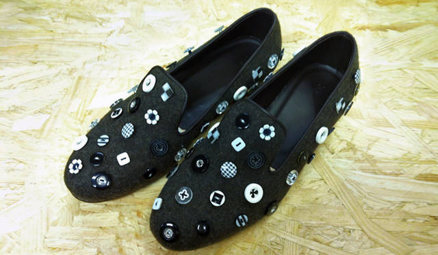 <strong>SUPER A MARKET｜スーパー エー マーケット</strong>　別注アイテムはもちろん、アーカイブアイテムもチェックしたい。5月3日～5月13日のあいだ開催。シューズ 4万4100円。SUPER A MARKET　東京都港区南青山3-18-9　Tel. 03-3423-8428