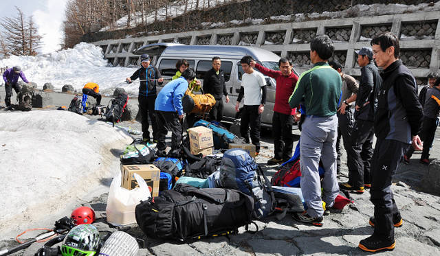 <strong>金環日食</strong>　4月26日に行われたテスト登山の様子