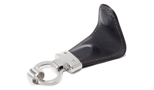 <strong>Vintage Revival Productions｜ヴィンテージ リバイバル プロダクションズ</strong>　芯材、クッション材、マグネットを内部に入れるため、均一な立体形状にはならない。そのため裁断、縫製にも高い技術を要する。5460円（ヴィンテージ リバイバル プロダクションズ）