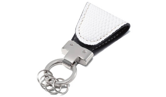 <strong>Vintage Revival Productions｜ヴィンテージ リバイバル プロダクションズ</strong>　鱗を潰していない白リザード。表面の凹凸のために針を蹴られるので、ステッチを回すには熟練の技術が不可欠である。5880円（ヴィンテージ リバイバル プロダクションズ）