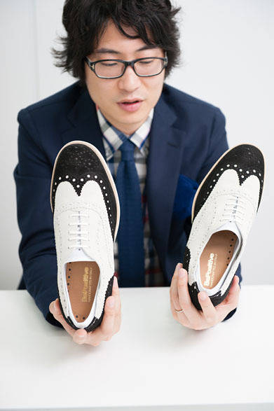 <strong>BARNEYS NEW YORK｜バーニーズ　ニューヨーク</strong>　スエードのコンビシューズ4万9350円（ビーポジティブ／バーニーズ　ニューヨーク）