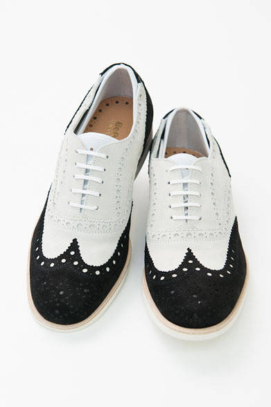 <strong>BARNEYS NEW YORK｜バーニーズ　ニューヨーク</strong>　スエードのコンビシューズ4万9350円（ビーポジティブ／バーニーズ　ニューヨーク）