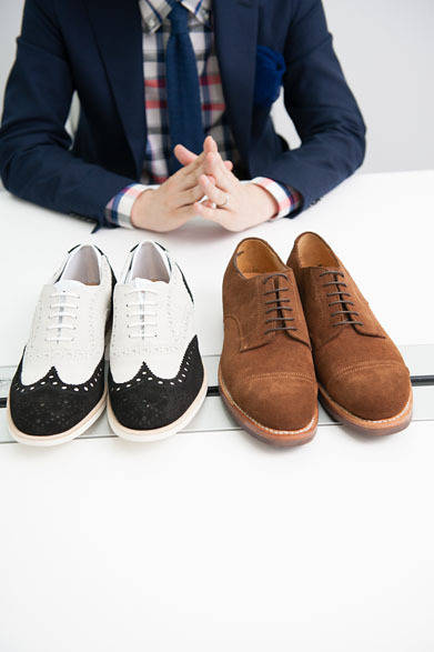 <strong>BARNEYS NEW YORK｜バーニーズ　ニューヨーク</strong>　左／スエードのコンビシューズ4万9350円（ビーポジティブ／バーニーズ　ニューヨーク）、右／ストレートチップ3万9900円（ペグマン／バーニーズ　ニューヨーク）