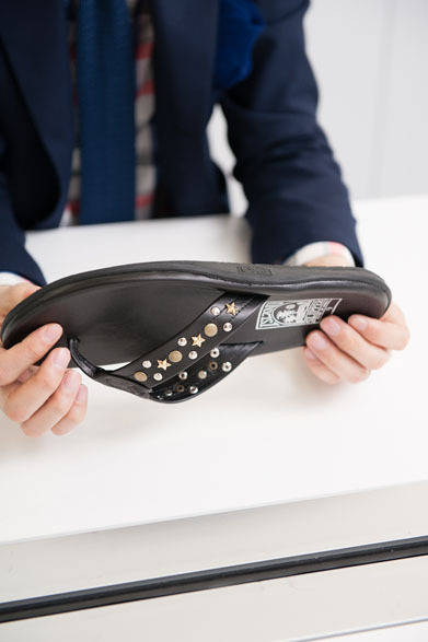 <strong>BARNEYS NEW YORK｜バーニーズ　ニューヨーク</strong>　レザーサンダル1万6800円（アイランドスリッパー／バーニーズ　ニューヨーク）