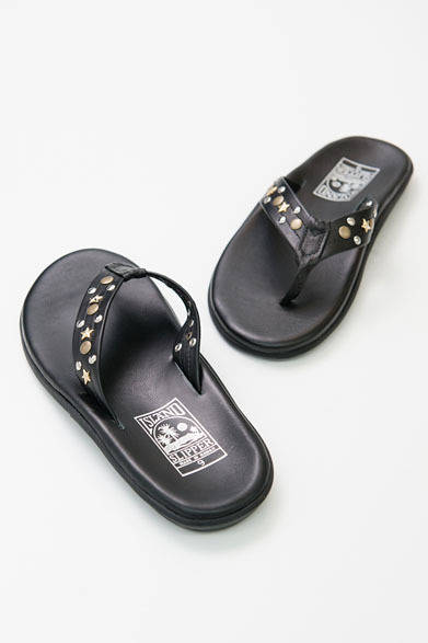 <strong>BARNEYS NEW YORK｜バーニーズ　ニューヨーク</strong>　レザーサンダル1万6800円（アイランドスリッパー／バーニーズ　ニューヨーク）