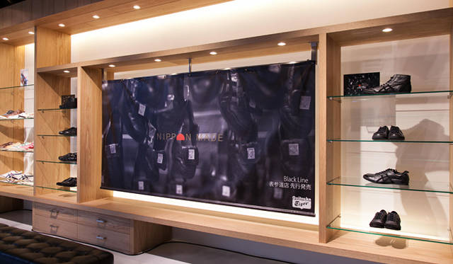 <strong>Onitsuka Tiger｜オニツカタイガー</strong>　「オニツカタイガー表参道」 2階