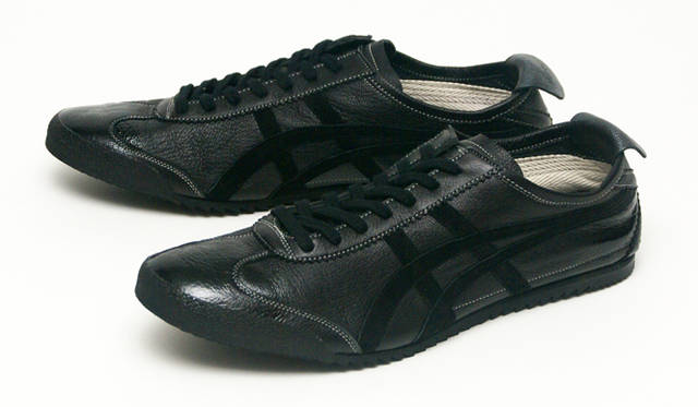<strong>Onitsuka Tiger｜オニツカタイガー</strong>　定番の「MEXICO 66 DELUXE」のBLACK LINE。MEXICO 66 DELUXE 2万3100円（5月下旬、全国のオニツカタイガー直営店にて発売）