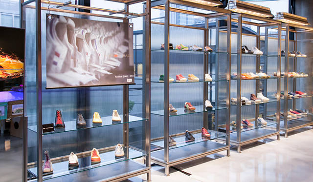 <strong>Onitsuka Tiger｜オニツカタイガー</strong>　「オニツカタイガー表参道」2階