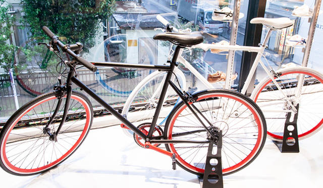 <strong>Onitsuka Tiger｜オニツカタイガー</strong>　「オニツカタイガー表参道」2階