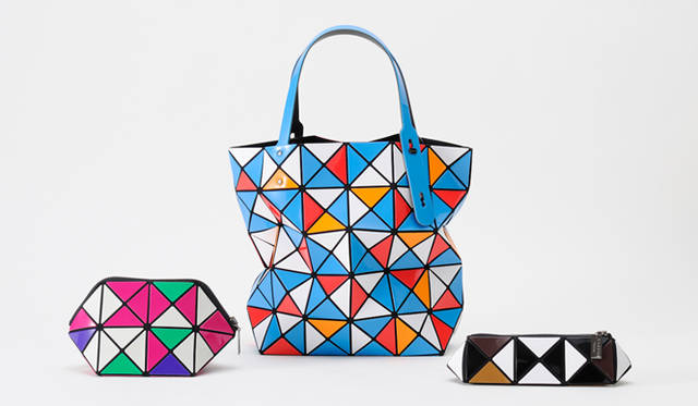 <strong>ISSEY MIYAKE INC.｜イッセイ ミヤケ</strong>　“BILBAO AT-RANDOM-1” ポーチ8925円、トート2万9400円、ペンケース7350円