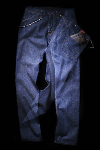 モノグラム・フラワーがステッチされたバックポケットや、伝統的なトランクからインスパイアを受けたというレザーパッチなど、ルイ・ヴィトンのアイコンがちりばめられている。ウォッシュ加工がほどこされたデニム地は、柔らかなはき心地を約束。オーセンティックなデニムにして、エレガントな魅力に満ち溢れた一本である。<br /><br />デニム6万1950円、財布7万350円（ともにルイ・ヴィトン）<br /><br />ルイ・ヴィトン カスタマーサービス<br />Tel.03-3478-2100<br />www.louisvuitton.com