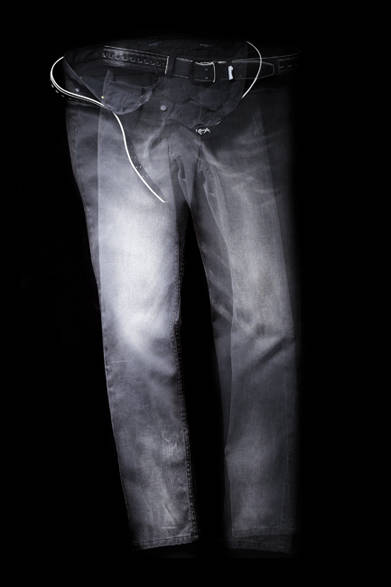 ジバンシィ バイ リカルド ティッシのテーパードスリムデニム。シーズン、スタイルを問わずはけるようにと、ほどよいオンスとウォッシュ加工でシンプルにデザインされている。毎日はき込みたいラフな雰囲気が魅力。後ろ腰部分にあしらわれたTカットが、“ジバンシィ”であるとさりげなくアピールしてくれる。<br /><br />デニム5万6700円、ベルト2万9400円（ともにジバンシィ バイ リカルド ティッシ）<br /><br />サードカルチャー<br />Tel.03-5448-9138<br />www.givenchy.com/