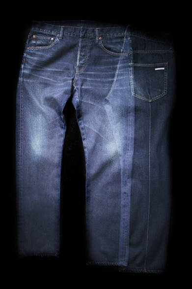 プラダの「メイド イン ジャパン」シリーズのデニムパンツは、日本のハイクオリティなデニム地を用い、縫製から加工まで卓越した職人技術によって製作したもの。腿裏にダーツが入り、適度にテーパードしたシルエットと、柔らかいはき心地が特徴だ。世界に誇るジャパンデニムの実力を最大限に引き出している。<br /><br />9万7650円※予定価格（プラダ）<br /><br />プラダ ジャパンカスタマーリレーションズ<br/>Tel.0120-559-914<br />www.prada.com/