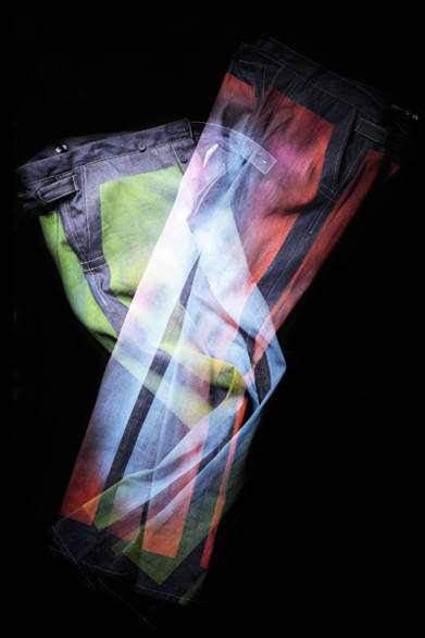 ハンドスプレーによるペイントとインディゴブルーのコントラストが鮮烈なデニムパンツ。ベルトループではなく、サイドのアジャスターでフィッティングを調整するという個性派である。タイトなスキニーフィットを採用。他の追随を許さないボッテガ・ヴェネタならではの革新性を、巧みに表現している。<br /><br />各11万5500円（ボッテガ・ヴェネタ）<br /><br />ボッテガ・ヴェネタ ジャパン<br />Tel.0570-000-677<br />www.bottegaveneta.jp