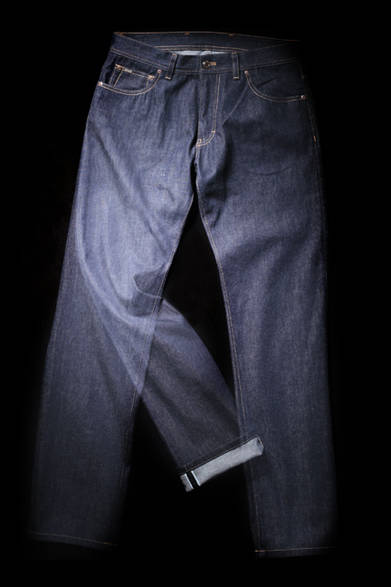 最高級の素材を用いて、クラシックなアメリカンデニムを最も贅たくなボトムスとして提案する、トム フォード。3つの定番モデルを展開するなかで、昨今高い人気を誇るのが、昔ながらのストレートを若干ワイドにアップデートしたローライズシルエット。インディゴブルーの男らしさと、ノーブルなテイストをあわせもつ一本だ。<br /><br />10万5000円（トム フォード）<br /><br />トム フォード ジャパン<br />Tel.03-5466-1123<br />www.tomford.com/
