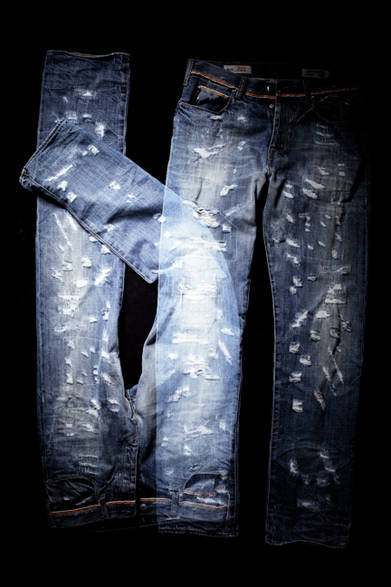 弾痕のように全体に散りばめられたクラッシュ加工。アルマーニ ジーンズのデニムは、その圧倒的な個性をゆったりめのストレートシルエットのなかで表現する。素材、縫製、加工、フィニッシュと完成にいたるアプローチのすべてがイタリアメイド。イタリアを代表するブランドならではの、誇りと自信に満ちたデニムである。<br /><br />4万8300円（アルマーニ ジーンズ）<br /><br />ジョルジオ アルマーニ ジャパン<br />Tel.03-6274-7070<br />www.armani.com