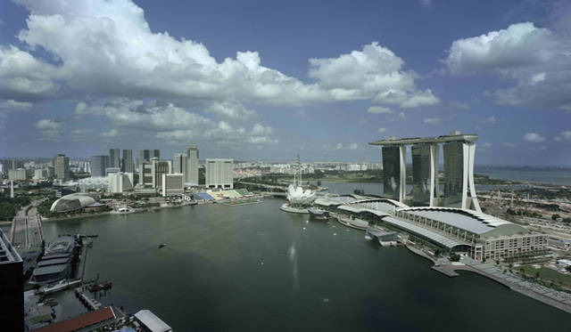 <strong>Marina Bay Sands Singapore｜マリーナ・ベイ・サンズ</strong>　シンガポール・リバー河口に広がるマリーナ・ベイ　© Timothy Hursley