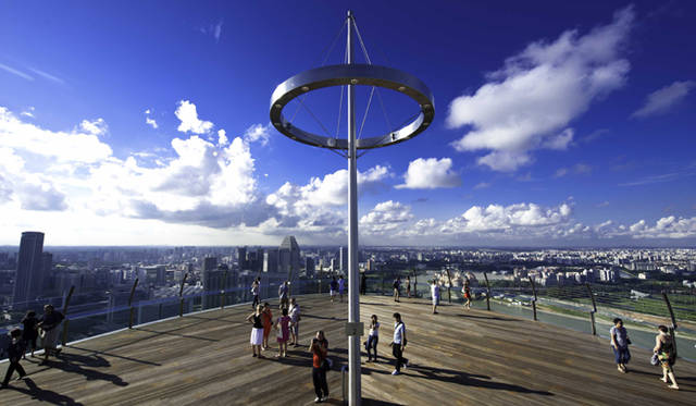<strong>Marina Bay Sands Singapore｜マリーナ・ベイ・サンズ</strong>　宿泊客だけでなく、一般客も入場できるスカイパークの展望台