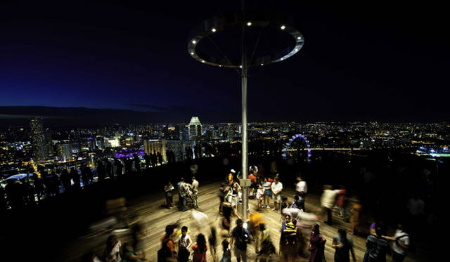 <strong>Marina Bay Sands Singapore｜マリーナ・ベイ・サンズ</strong>　ベイエリアのまばゆい夜景を一望できる夜の展望台