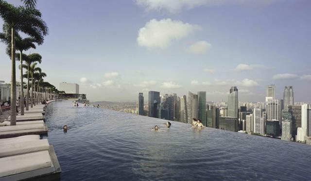 <strong>Marina Bay Sands Singapore｜マリーナ・ベイ・サンズ</strong>　「マリーナ・ベイ・サンズ」の名物、全長150メートルの巨大プール　© Timothy Hursley