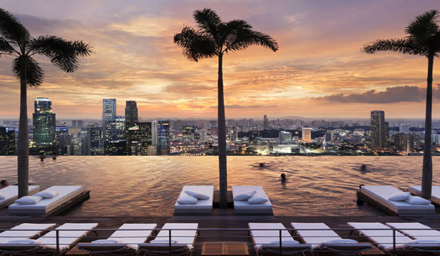 <strong>Marina Bay Sands Singapore｜マリーナ・ベイ・サンズ</strong>　プールサイドには冷えた身体をあたためる、オーシャンビューの温水ジャグジーも用意されている