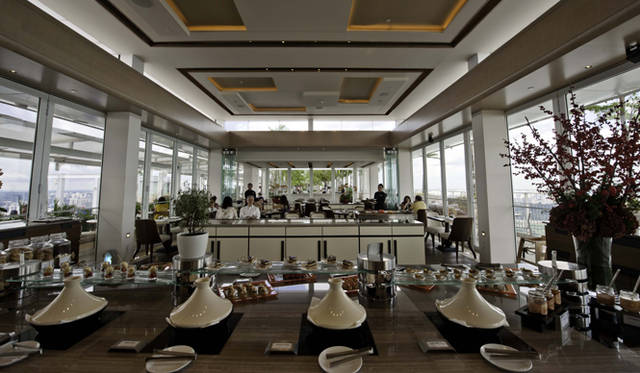 <strong>Marina Bay Sands Singapore｜マリーナ・ベイ・サンズ</strong>　地上200メートルで楽しむ朝食は格別！　プールサイドにあるレストラン「The Club」