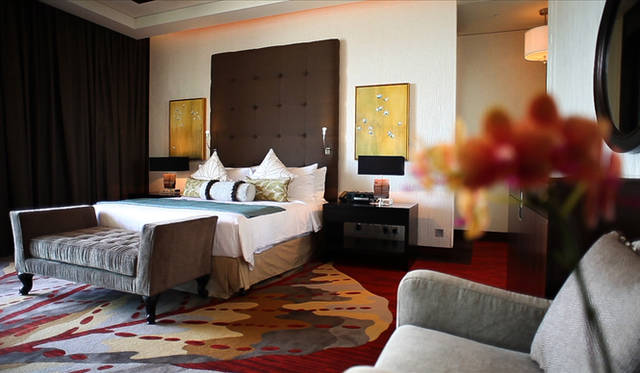 <strong>Marina Bay Sands Singapore｜マリーナ・ベイ・サンズ</strong>　オリエンタルな雰囲気漂うプレジデント・スイートルームのメインベッドルーム