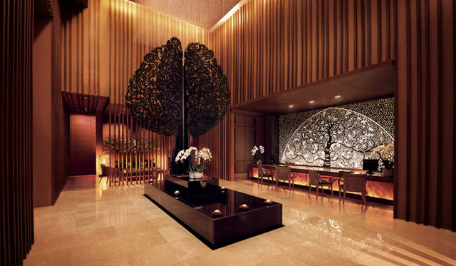 <strong>Marina Bay Sands Singapore｜マリーナ・ベイ・サンズ</strong>　バンヤンツリー（菩提樹）のモチーフが印象的な、バンヤンツリー スパのレセプション　© Marina Bay Sands