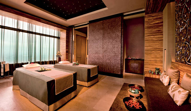 <strong>Marina Bay Sands Singapore｜マリーナ・ベイ・サンズ</strong>　「バンヤンツリー スパ」／57階に位置するスパは、すべての部屋が開放感溢れるオーシャンビューとなっている© Marina Bay Sands